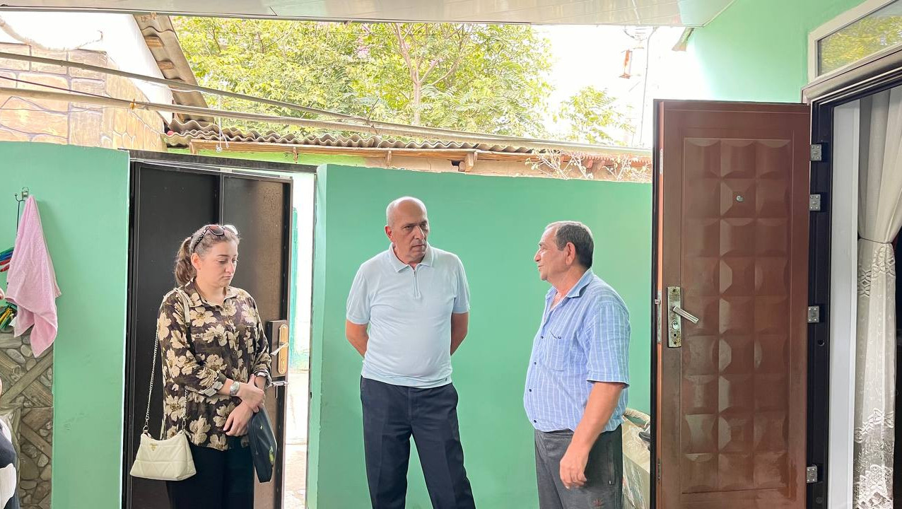 Директор Комплексного центра социального обслуживания населения г.Дербент Теймур Саругланов с целью осуществления контроля полноты и качества предоставления социальных услуг на дому  согласно графику провел  проверку работы социального работника.